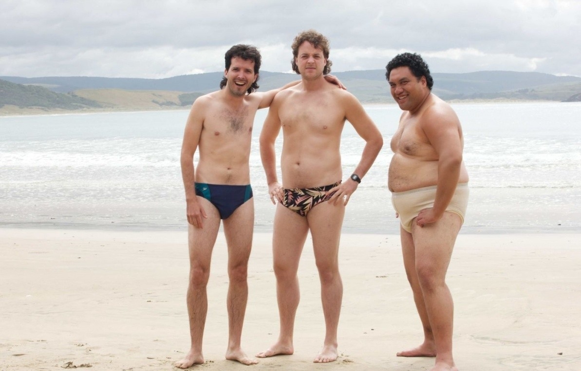 Взрослые мужчины на пляже