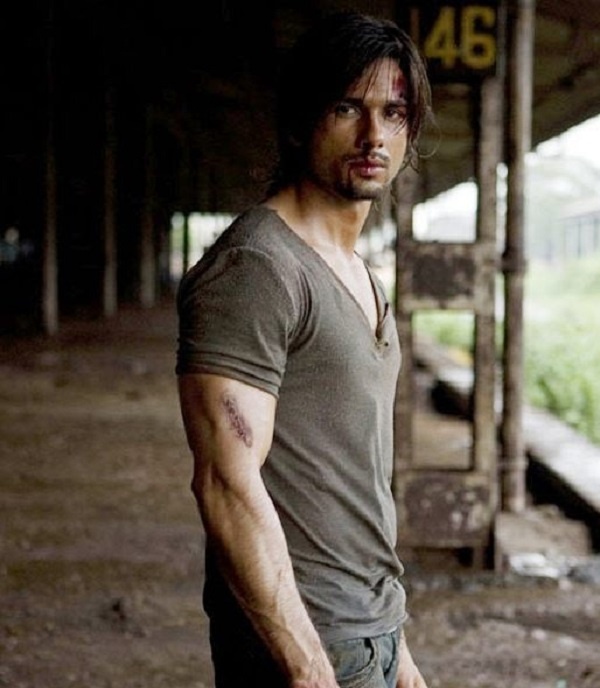 Kaminey 2009. Негодяи (2009). Негодяи индийский фильм. Негодяй 2009. Негодяи фильм 2009.