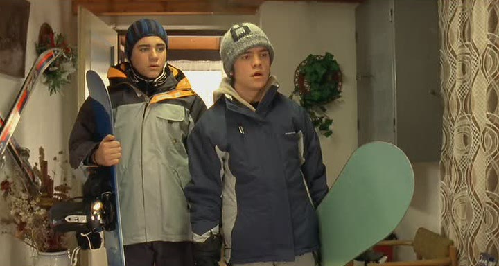Елки 1 мальчик. Елки лыжник и сноубордист.