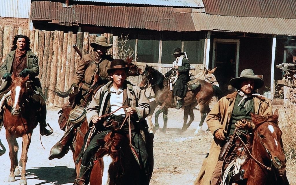 Молодые стрелки 1988. Молодые стрелки" young Guns (1988). Молодые стрелки фильм 1988. Джон Уэйн Форт Аламо. Стрелок фильм 1988.