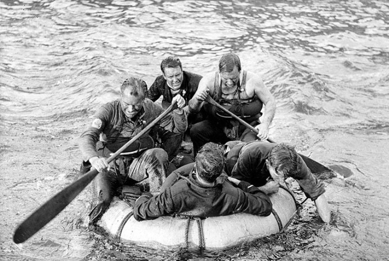 Жестокое море. Жестокое море 1953. Жестокое море фильм 1953. Восстало море фильм 1953. Жестокое синее море 1953.